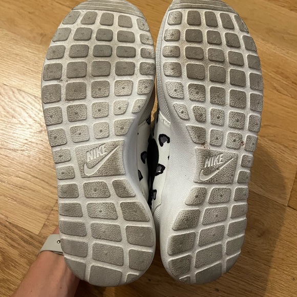 Nike Roshe Run in Black / White Animal Print - Womens Size 8.5 - Picture 2 of 5